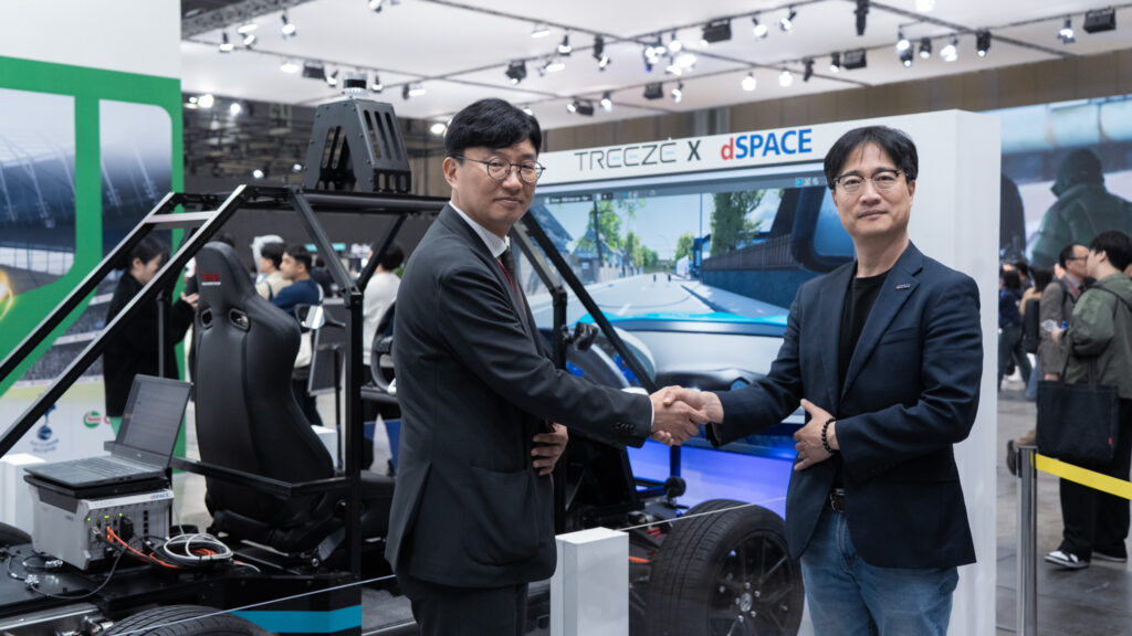 (주)트리즈와 dSPACE가 특수목적형 자율주행 테스트 자동화를 위한 전략적 협약을 체결하는 모습