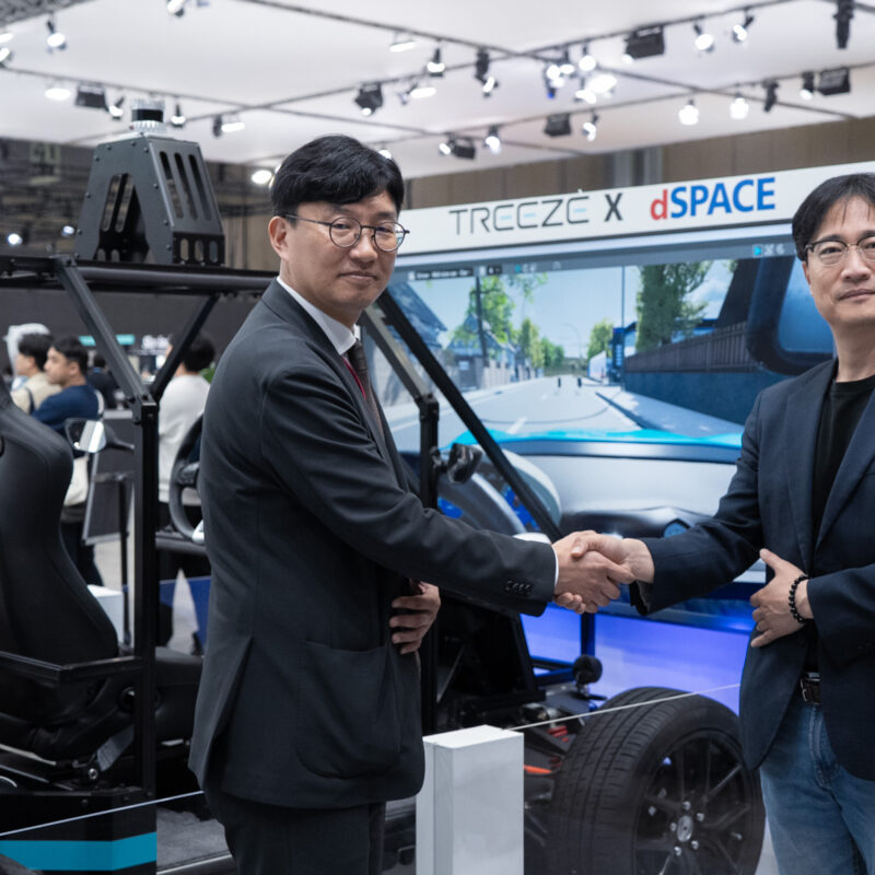 (주)트리즈와 dSPACE가 특수목적형 자율주행 테스트 자동화를 위한 전략적 협약을 체결하는 모습